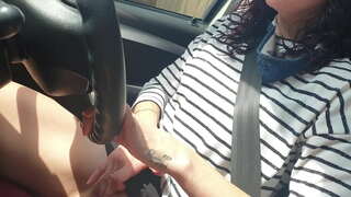 ���ሚሰጡዋቸውን የሕዝብ መኪና መንዳት የሚሰጡዋቸውን አሁን ትንሽ pussy