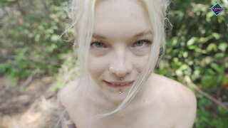 Horny teen ngotea te dick nui i roto i te ngahere. Karneli Bandi