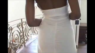 Nyomi akiranta ŝia azeno busted