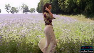 Busty ហុងគ្រី MILF ម៉ូដែលទទួលបានអាក្រាតនិងមើលទៅគួរឱ្យជឿក្តៅអាក្រាត