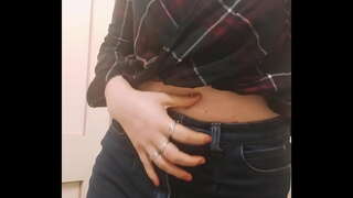 ���ំសុដន់ក្មេងស្រីត្រេកត្រអាលលេង Pussy នៅក្នុងបង្គន់ក្នុងអំឡុងដំណើរ