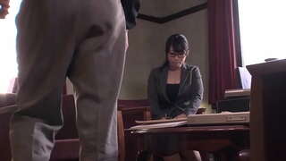 ���აპონელი ოფისი ანგელოზი გთავაზობთ დარტყმა სამუშაოს მისი ბოსი, სანამ დამსველებელიდა მისი panties და მიღების ჰიუ კრემიანი ნამცხვარი