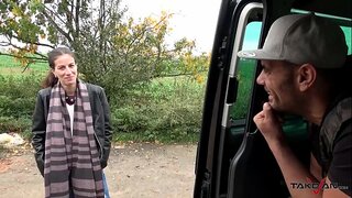 אקראי בייב ריססו עם שפיך על המושב האחורי