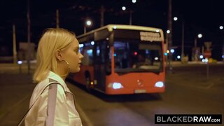 BLACKEDRAW Па дарозе дадому яна зрабіла крук дзеля якой-то Бі-бі-сі.