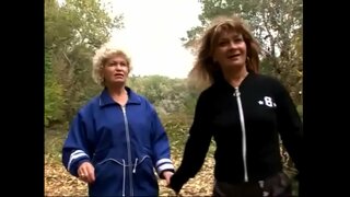 Kiimainen kypsyy haluavat kokeilla toistensa pillua nurmikolla