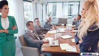 Busty teen businesswomen haere upoko ki te upoko i roto i te boardmeeting.I te tahi atu i te kaipakihi te tiki i roto i rite ki hohoro rite taea e ratou.I te pae hopea i te milfs te whai i nga ruma hoki ratou, me te tīmata te kihi, me te mitimiti i te tahi i te tahi