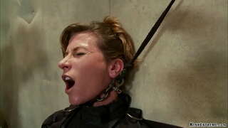 Rahapulassa brunette MILF orja Ariel X on kiinnitetty valaiseva taulukko sitten kahlittu saa anaali perseestä kanssa dildoja päällä keppi käsissä mestari Orlando