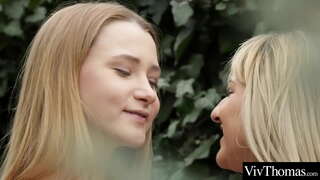 Seksi rumaja girlfriends ngaletak unggal batur baseuh pussies