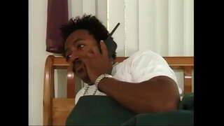 Seksikäs musta nainen, jolla on punaiset hiukset ja isot tissit antaa BJ sitten saa hänen kusipää täynnä musta mulkku sisällä